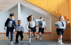    太了!温州一学生校服中扯出薄膜校方辩称