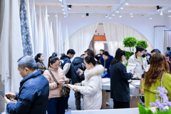 <b>花式上新、一坐式购齐柯桥窗帘展首日时髦新风</b>